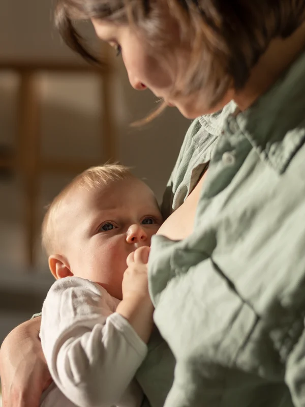 Fono Taís acolhendo um bebê em atendimento de amamentação